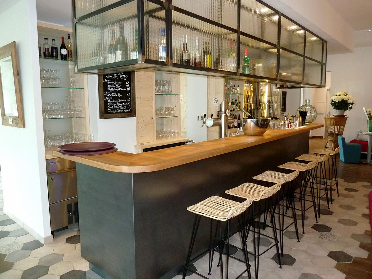 Bar avec façade tôle bleutée et plateau chêne